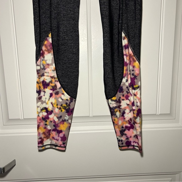 Athleta Gray Petal Chaturanga Flow Leggings Size Small - Picture 3 of 8